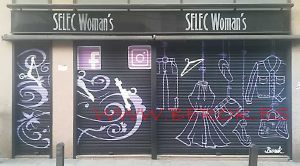 graffiti persianas tienda ropa